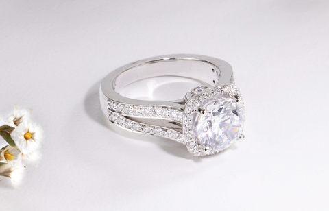 photo of an engagement ring with great diamond clarity by John Atencio