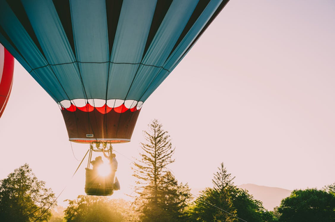 man proposing on a hot air balloon